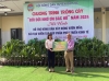 Đ/c Lê Thị Minh Tâm đại diện HND tỉnh tặng 100 cây bưởi da xanh hỗ trợ cải tạo vườn tạp, xây dựng vườn mẫu tại xã Đại Quang