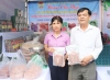 Sản phẩm gạo lúa can (thôn Mỹ Hảo, xã Đại Phong) được trưng bày tại hội chợ nông sản của huyện Đại Lộc. Ảnh: H.LIÊN