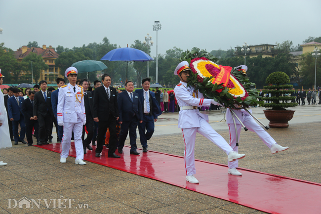 Chủ tịch BCH TƯ Hội NDVN Thào Xuân Sùng dẫn đầu đoàn đại biểu kính cẩn vào Lăng viếng Chủ tịch Hồ Chí Minh.