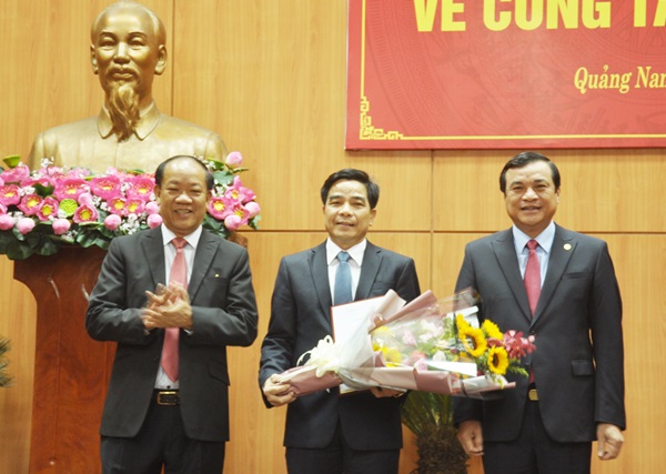 Các đồng chí Phan Việt Cường và Đinh Văn Thu trao quyết định chuẩn y, tặng hoa chúc mừng đồng chí Lê Văn Dũng