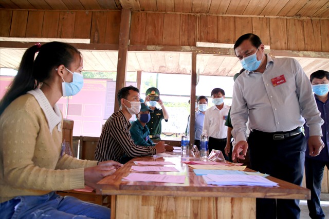 Bí thư Tỉnh ủy, Chủ tịch Ủy ban Bầu cử tỉnh Phan Việt Cường kiểm tra công tác bầu cử sớm tại xã La Êê. Ảnh: THÀNH CÔNG