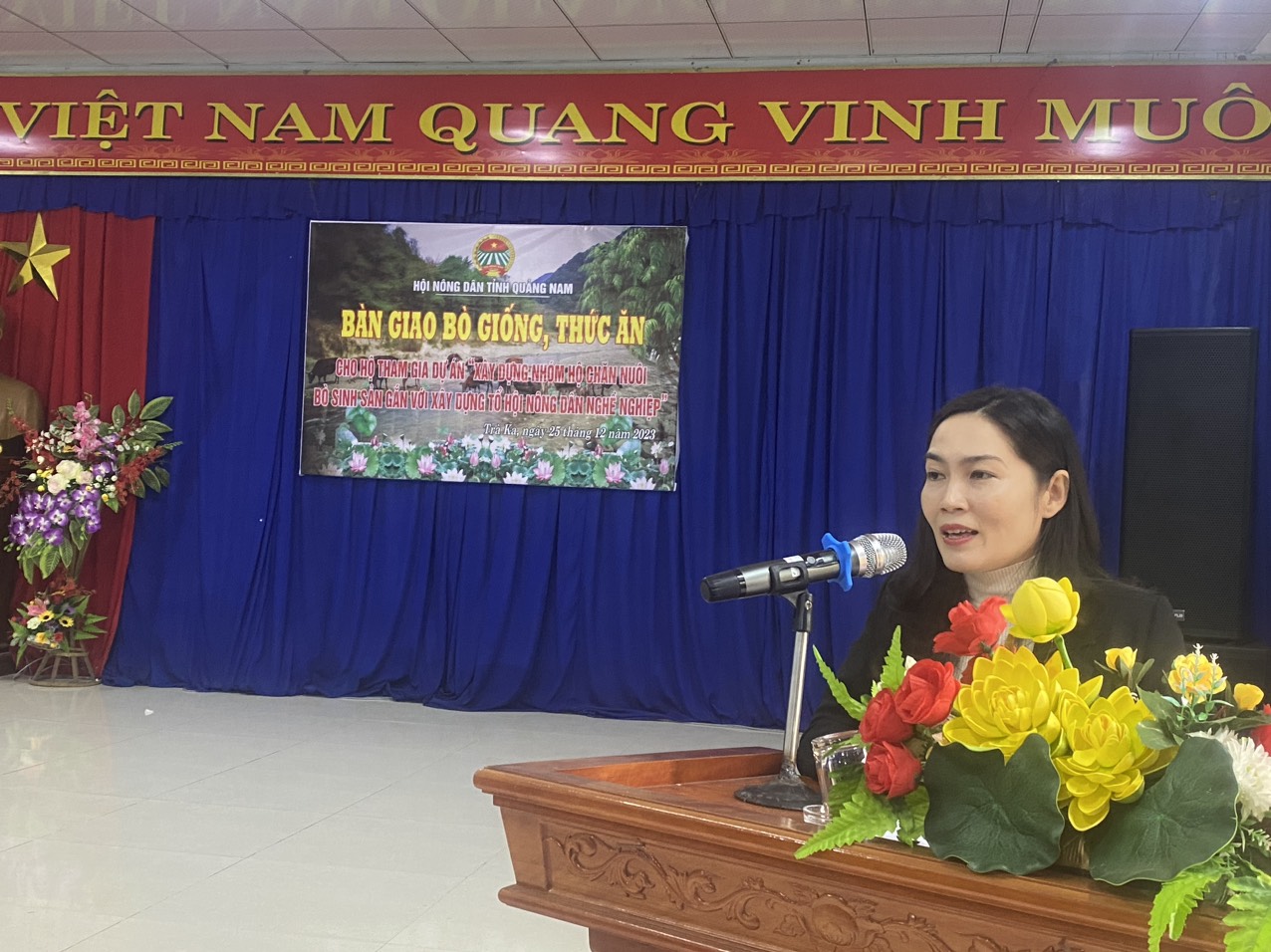 Đồng chí Thái Thị Bích Phin - PCT HND tỉnh phát biểu tại buổi bàn giao